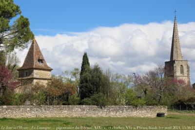 photographie “Le Jour ni l’Heure 4164 : En Lomagne — pigeonnier du Prieuré, XIXe s., et clocher, XVe s., de l’église, Plieux, Gers, Gascogne, lundi 1er avril 2024, 15:38:23” par Renaud Camus — www.renaud-camus.net — Plieux, pigeonnier, clocher, église, prieuré, mur, jardin, Gers, Gascogne, Lomagne, En Lomagne, village