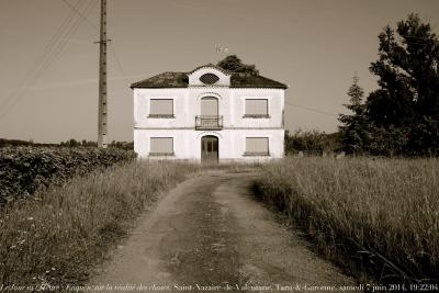photographie “Le Jour ni l’Heure 5506 : Enquête sur la réalité des choses, Saint-Nazaire de Valentane, Tarn-&-Garonne, samedi 7 juin 2014, 19:22:04” par Renaud Camus — www.renaud-camus.net — maison, house, demeure, architecture, enquête sur la réalité des choses, Emmanuel Saussier, Saint-Nazaire de Valentane, Miramont-de-Quercy, Lauzerte