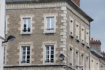 photographie “« Arrêtez le massacre ! » 9980 : La Grande Pelade — belle maison néoclassique, c. 1840, défigurée par l’arrachage des enduits, Alençon, Orne, Basse-Normandie, vendredi 22 août 2014, 17:03:04” par Renaud Camus — www.renaud-camus.net — « Arrêtez le massacre ! », vandalisme, enduits, crépis, néoclassicisme, neoclassicism, neoclassical, néoclassique, Louis-Philippe, Restauration, architecture, arrachage, arrachement, Alençon, Orne, Basse-Normandie, Normandie, immeuble, 22 août 2014