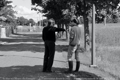 photographie “Le Jour ni l’Heure 7106 : En Lomagne — La Conversation devant la croix — Plieux, Gers, Gascogne, samedi 18 mai 2014, 17:25:43” par Renaud Camus — www.renaud-camus.net — Lomagne, En Lomagne, La Conversation devant la croix, conversation, Plieux, village, Dellinger, Bertrand Dellinger, Pierre, Gers, Gascogne