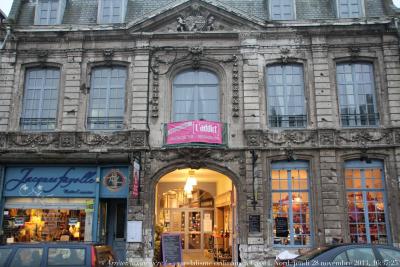 photographie “« Arrêtez le massacre ! » 3385 : vandalisme ordinaire sur un superbe hôtel Louis XV à Cassel, Nord, Nord-Pas-de-Calais, jeudi 28 novembre 2013, 16:37:25” par Renaud Camus — www.renaud-camus.net — vandalisme, vandalism, L’Addict, salon de thé, Cassel, XVIII, XVIIIe siècle, rococo, Louis XV, France défigurée, vandalisme esthétique