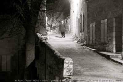 photographie “Le Jour ni l’Heure 9840 : Maison à vendre (portrait de M. Stéphane Bily), Plieux, Gers, Midi-Pyrénées, mardi 22 janvier 2013, 19:08:03” par Renaud Camus — www.renaud-camus.net — rampe, homme, man, for sale