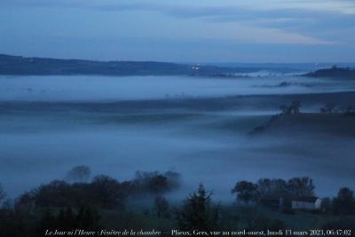 photographie “Le Jour ni l’Heure 4442 : Fenêtre de la chambre — Plieux, Gers, Gascogne, vue au nord-ouest, lundi 13 mars 2023, 06:47:02” par Renaud Camus — www.renaud-camus.net — Fenêtre de la chambre, Plieux, aube, vallée de l'Auroue