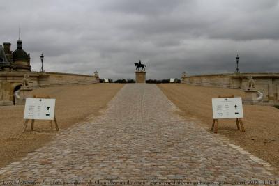 photographie “Le Jour ni l’Heure 1233 : « Arrêtez le massacre ! », accès au château et au parc de Chantilly, Oise, complètement gâché par d’affreux panneaux, mercredi 18 avril 2012, 11:16:43” par Renaud Camus — www.renaud-camus.net — vandalisme, vandalism, sabotage, vandalisme officiel, écologie, conservation