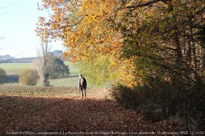 photographie “Le Jour ni l’Heure 1343 : autoportrait à La Revanche, bois de Gajan, Lectoure, Gers, Gascogne, dimanche 11 décembre 2022, 15:44:54” par Renaud Camus — www.renaud-camus.net — autoportrait, La Revanche, bois de Gajan, Lectoure, Castet-Arrouy, 12 décembre 2022