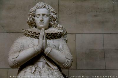photographie “Le Jour ni l’Heure 8320 : monument à Philippe de Castille, 1607-1627, fils du marquis de Chenoise — cathédrale de Meaux, Seine-&-Marne, Île-de-France, jeudi 16 août 2012, 17:37:16” par Renaud Camus — www.renaud-camus.net — sculpture, orant, chevalier, guerrier, armusre, Louis XIII, héros, hero
