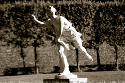 photographie “Le Jour ni l’Heure 8500 : Apollon poursuivant Daphné, 1714 (copie), Nicolas Coustou, 1658-1733, parc de Marly, Marly-le-Roi, Yvelines, Île-de-France, vendredi 17 août 2012, 18:13:15” par Renaud Camus — www.renaud-camus.net — sculpture, sculpteur, sculptor, Apollo, Louis XIV, baroque, barocco, park