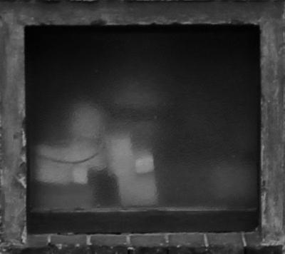 photographie “Le Jour ni l’Heure : Buchenwald, lucarne du chenil, jeudi 24 février 2022” par Renaud Camus — www.renaud-camus.net — Buchenwald, chenil, lucarne, fenêtre, vasistas, Weimar, Thuringe