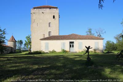 photographie “Le Jour ni l’Heure 5210 : château de Plieux (II), XIIIe s.-1808, Condom, Gers, Gascogne, samedi 20 avril 2024, 18:35:25” par Renaud Camus — www.renaud-camus.net — Plieux, château de Plieux, Condom, Lialores, Vicnau, Bréhat, château, Gers, Gascogne, donjon, chartreuse, 1808, Armagnac