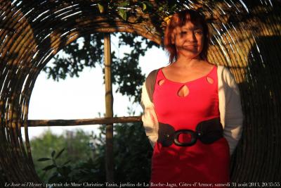 photographie “Le Jour ni l’Heure 8832 : portrait de Mme Christine Tasin, jardins du château de La Roche-Jagu, Ploëzal, Côtes-d’Armor, Bretagne, samedi 31 août 2013, 20:35:55” par Renaud Camus — www.renaud-camus.net — dame, femme, woman, lady, Portrait of a Lady, gardens, rouge, robe rouge, Renaus Camus