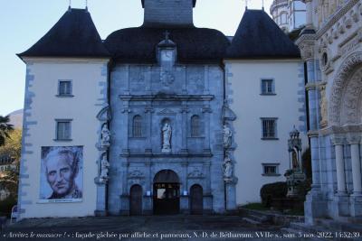 photographie “« Arrêtez le massacre ! » 9952 : belle façade XVIIe gâchée par une affiche et des placards, Notre-Dame de Bétharram, Lestelle-Bétharram, samedi 5 novembre 2022, 14:52:39” par Renaud Camus — www.renaud-camus.net — Bétharram, Lestelle-Bétharram, Notre-Dame de Bétharram, « Arrêtez le massacre ! », affiche, poster, sursignalisation, Pyrénées-Atlantiques, Béarn