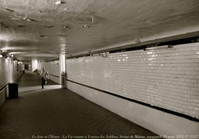 photographie “Le Jour ni l’Heure 0504 : La Vie comme à Veneux-les-Sablons, Seine-&-Marne (autoportrait), mercredi 29 août 2012, 17:33:57” par Renaud Camus — www.renaud-camus.net — gare, station, couloir, corridor