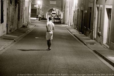 photographie “Le Jour ni l’Heure 8084 : La Vie comme à Solomiac (à M. Farid T.) — samedi 10 août 2013, 22:59:29” par Renaud Camus — www.renaud-camus.net — Gascony, jeune homme, young man, rue, street