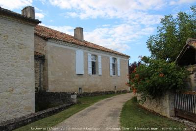 photographie “Le Jour ni l’Heure 6878 : La Vie comme à Latroque — Gramont, Tarn-et-Garonne, Occitanie (fâcheux arrachement d’enduit à gauche, désolé), mardi 14 août 2018, 19:21:39” par Renaud Camus — www.renaud-camus.net — Latroque, Gramont, maison, Tarn-et-Garonne, Occitanie, XVIIIe siècle, The Age of Reason, Siècle des Lumières, 14 août 2018