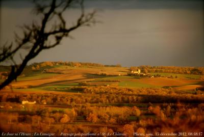 photographie “Le Jour ni l’Heure 7328 : En Lomagne — Paysage pré-posthume n° 88 (“Le Château”) — Rouillac — Fenêtre de la chambre, Plieux, Gers, Gascogne, samedi 15 décembre 2012, 08:48:17” par Renaud Camus — www.renaud-camus.net — landscape, paysage, castle, castello, castillo, Arroue