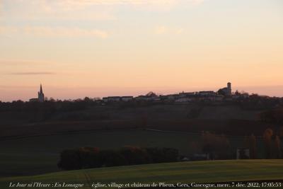 photographie “Le Jour ni l‘Heure 1178 : En Lomagne — église, village et château de Plieux, Gers, Gascogne, mercredi 7 décembre 2022, 17:05:53” par Renaud Camus — www.renaud-camus.net — Plieux, église, château, village, Lomagne, En Lomagne, crépuscule, Gers, Gascogne