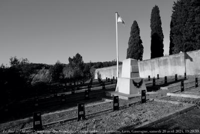 photographie “Le Jour ni l’Heure 5226 : “cimetière des Sénégalais”, carré militaire, Lectoure Gers, Gascogne, samedi 20 avril 2024, 19:29:59” par Renaud Camus — www.renaud-camus.net — cimetière, Sénégalais, cimetière des Sénégalais” , militaire, Lectoure, Gers, Gascogne, Lomagne, En Lomagne, soldats, morts pour la France, Première Guerre mondiale, Camus, Renaud Camus, 20 avril 2024