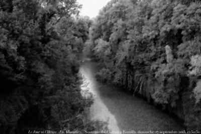 photographie “Le Jour ni l’Heure 1240 : En Albanais — La Vie comme à Rumilly — Souvenir du Chéran, dimanche 27 septembre 2015, 12:50:50” par Renaud Camus — www.renaud-camus.net — Chéran, Le Chéran, Rumilly, Haute-Savoie, rivière, La Fuly, Savoie, Rhône-Alpes, 27 septembre 2015