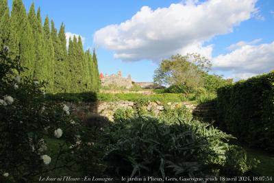 photographie “Le Jour ni l’Heure 5101 : En Lomagne — le jardin à Plieux, Gers, Gascogne, jeudi 18 avril 2024, 18:07:54” par Renaud Camus — www.renaud-camus.net — jardin, le jardin à Plieux, cyprès, escalier, rose, château de Plieux