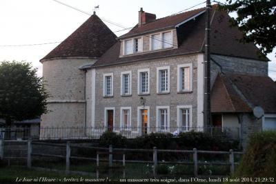 photographie “Le Jour ni l’Heure 8850 : « Arrêtez le massacre ! » — ex-belle maison (XVIIe s. ?) très soigneusement massacrée, dans l’Orne, lundi 20 août 2014, 21:29:33” par Renaud Camus — www.renaud-camus.net — massacre, maison, house, Comment massacrer efficacement une maison de campagne, en dix-huit leçons, vandalisme, crépi, enduit, fenestrage, Sées, Macé, Normandie, Basse-Normandie