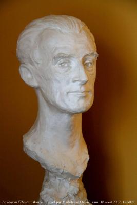 photographie “Le Jour ni l’Heure 8618 : buste de Maurice Ravel, 1875-1937, par Madeleine Ochsé, Montfort-l’Amaury, Yvelines, Île-de-France, samedi 18 août 2012, 15:50:40” par Renaud Camus — www.renaud-camus.net — bust, sculpture, sculpteur, sculptor, compositeur, compositor, musicien, musician, Ma Mère l’Oye