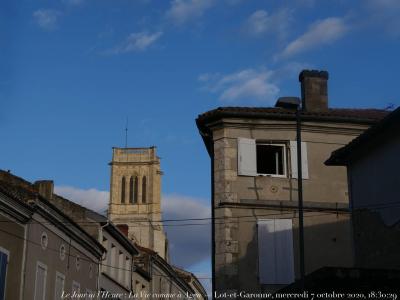 photographie “Le Jour ni l’Heure L1000349 : La Vie comme à Agen, Lot-et-Garonne, mercredi 7 octobre 2020, 18:30:29” par Renaud Camus — www.renaud-camus.net — 7 octobre 2020, la vie comme à, Agen, la vie comme à Agen, cathédrale, rue des Augustins, Lot-et-Garonne, Aquitaine, fenêtre