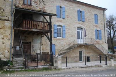 photographie “« Arrêtez le massacre ! » — arrachement d’enduit, fenestrages et huisseries anachroniques, France, Sud-Ouest” par Renaud Camus — www.renaud-camus.net — « Arrêtez le massacre ! », massacre, dévastation, vandalisme, vandalism, Comment massacrer une maison de campagne en 18 leçons, fenestrage, huisserie, enduit, crépi, La Grande Pelade