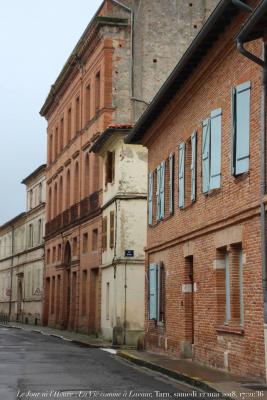 photographie “Le Jour ni l’Heure 2498 : La Vie comme à Lavaur, Tarn (rue de la Mairie), samedi 12 mai 2018, 17:21:36” par Renaud Camus — www.renaud-camus.net — Lavaur, Tarn, La Vie comme à Lavaur, Occitanie, rue, street, maison, hôtel, architecture, Restauration, Louis-Philiippe, néoclassicisme, néoclassique, neoclassical, neoclassicism, 12 mai 2018