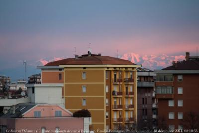 photographie “Le Jour ni l\'Heure 1215 : Voyage en Italie — L\'Aurore aux doigts de rose à Plaisance (Piacenza), ch. 510, Park Hotel, Émilie-Romagne, dimanche 18 décembre 2011, 08:10:33” par Renaud Camus — www.renaud-camus.net — Piacenza, Emilia-Romagna, chambre d'hôtel, hotel room, montagnes, mountains, Alpes, Alpi, neige, snow, neve, immeubles, palazzi, de Kooning, Rosy-Fingered Dawn, Homère, Omero, Bloch