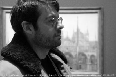 photographie “Le Jour ni l’Heure 0832 : Quentin Verwaerde à Venise — Paris, exposition Sickert, Petit Palais, dimanche 4 décembre 2022, 11:18:20.” par Renaud Camus — www.renaud-camus.net — Verwaerde, Quentin Verwaerde, portrait, Venise, Venice, Quentin Verwaerde à Venise, Sickert, Walter Sickert, exposition Sickert, Paris, Petit Palais
