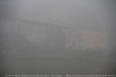 photographie “Le Jour ni l\'Heure 4203 : Enquête sur la réalité des choses (“La Ferme”) — En Lomagne — Plieux, Gers, Gascogne, mercredi 11 janvier 2012, 16:47:53” par Renaud Camus — www.renaud-camus.net — brouillard, fog, brume, ferme, farm, Gascony, hiver, winter