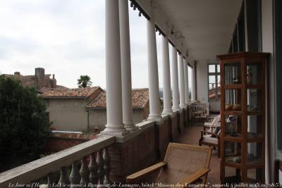 photographie “Le Jour ni l’Heure 7544 : La Vie comme à Beaumont-de-Lomagne — hôtel “Maison des Lumières”, galerie sur le jardin, c. 1840 (?), Tarn-&-Garonne, Midi-Pyrénées, samedi 4 juillet 2015, 09:28:53” par Renaud Camus — www.renaud-camus.net — Beaumont-de-Lomagne, Maison des Lumières, architecture, galerie, colonnade, Restauration, Louis-Philippe, balcon, terrasse, La Vie comme à Beaumont-deLomagne, hôtel, Tarn-et-Garonne, Midi-Pyrénées, 4 juillet 2015, néoclassicisme, néoclassique, neoclassical, neoclassicism