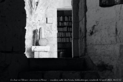 photographie “Le Jour ni l’Heure 4797 : Intérieur à Plieux — escalier, salle des Vents, bibliothèque, vendredi 12 avril 2024, 16:57:57” par Renaud Camus — www.renaud-camus.net — Intérieur à Plieux, escalier, salle des Vents, bibliothèque, Plieux, intérieur