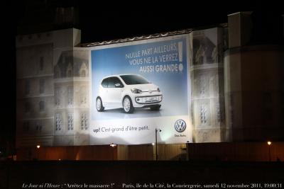 photographie “Le Jour ni l\'Heure 9559 : « Arrêtez le massacre ! » — Paris, île de la Cité, la Conciergerie, publicité Volkswagen, samedi 12 novembre 2011, 19:00:31” par Renaud Camus — www.renaud-camus.net — vandalisme, vandalism, Au pays des vandales, Palais de Justice, affiche, poster, bâche, Volkswagen, Das Auto, Seine