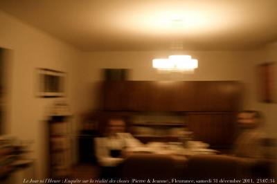 photographie “Le Jour ni l\'Heure 2942 : Enquête sur la réalité des choses — Pierre & Jeanne, Fleurance, samedi 31 décembre 2011, 23:07:34” par Renaud Camus — www.renaud-camus.net — intérieur, interior, Intérieur avec personnages, conversation piece