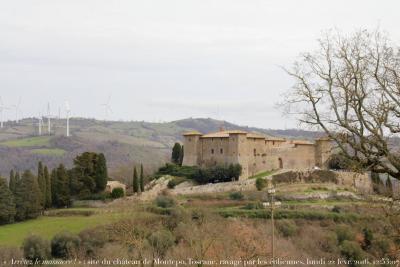 photographie “« Arrêtez le massacre ! » 0833 : site du château de Montepo, Scansano, prov. de Grosseto, Toscane, ravagé par les éoliennes, lundi 22 février 2016, 12:53:07” par Renaud Camus — www.renaud-camus.net — « Arrêtez le massacre ! », vandalisme, vandalism, éoliennes, ravage, paysage ravagé, Europe, nocence, Montepo, Scansano, Grosseto, Pancole, 22 février 2016