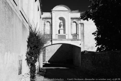 photographie “Le Jour ni l’Heure 2593 : La Vie comme à Vézénobres, Gard (“Tentatives d’approche d’un château”) — Occitanie, dimanche 22 octobre 2017, 14:46:38” par Renaud Camus — www.renaud-camus.net — Vézénobres, Vezenobres, Vézenobres, château de Vézénobres, château de Calvière, château de Bernis-Calvière, Pierre de Bernis-Calvière, château, Gard, Occitanie, arche, parc, 22 octobre 2017, serlienne