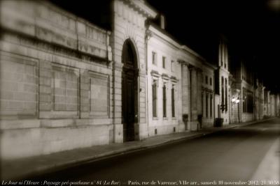 photographie “Le Jour ni l’Heure 5120 : Paysage pré-posthume n° 84 (La Rue) — Paris, rue de Varenne, VIIe arrondissement, samedi 10 novembre 2012, 20:30:38” par Renaud Camus — www.renaud-camus.net — The Street, faubourg Saint-Germain