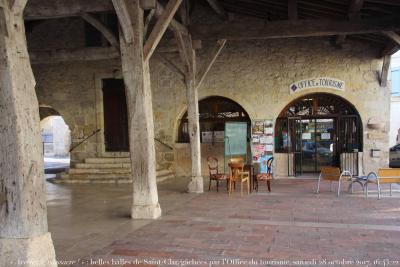 photographie “« Arrêtez le massacre ! » : belles halles de Saint-Clar-de-Lomagne, Gers, gâchées par l’Office du tourisme,  samedi 28 octobre 2017, 16:43:22” par Renaud Camus — www.renaud-camus.net — Saint-Clar, Saint-Clar-de-Lomagne, « Arrêtez le massacre ! », vandalisme, vandalism, Au pays des Vandales, halles, Office du tourisme, Office du tourisme de Saint-Clar-de-Lomagne, syndicat d’initiative, 23 octobre 2017