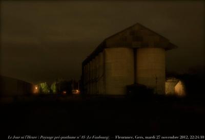 photographie “Le Jour ni l’Heure 6551 : Paysage pré-posthume n° 85 (Le Faubourg) — Fleurance, Gers, Gascogne, mardi 27 novembre 2012, 22:24:10” par Renaud Camus — www.renaud-camus.net — landscape, paysage industriel, silo, preposthumous, usine, Castel et Fromaget, soir, evening