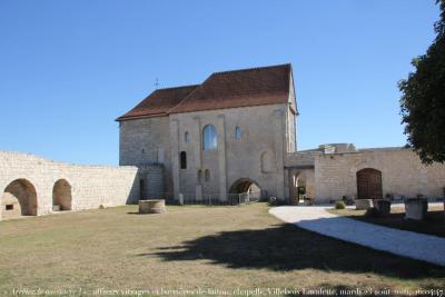 photographie “« Arretez le massacre ! »1968 : vilains vitrages et barrières de sécurité en laiton défigurant la chapelle, XIe-XIIIe s., du château de Villebois-Lavalette, Charente, Aquitaine-Limousin-Poitou-Charentes, mardi 23 août 2016, 16:04:47” par Renaud Camus — www.renaud-camus.net — Villebois-Lavalette, chapelle, château, Charente, Aquitaine-Limousin-Poitou-Charentes, « Arrêtez le massacre ! », vandalisme, gâchis, ouvertures, plexiglass barrières, barrières, barrières de laiton, Au Pays des vandales, Vandales, 23 août 2016