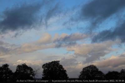 photographie “Le Jour ni l‘Heure 0580 : En Lomagne — la promenade du sor, Plieux, Gers, lundi 28 novembre 2022, 16:38:48” par Renaud Camus — www.renaud-camus.net — ciel, Lomagne, En Lomagne, Plieux, Gers, Gascogne, nuages, Luke Howard, Charles Ives, crépuscule
