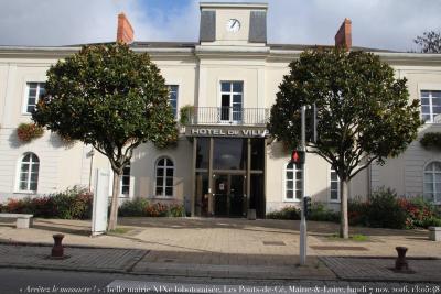 photographie “Arrêtez le massacre ! 8305 : belle mairie du XIXe siècle lobotomisée et doté d’une horrible porte, Les Ponts-de-Cé, Maine-et-Loire, lundi 7 nobvembre 2016, 13:05:48” par Renaud Camus — www.renaud-camus.net — massacre, vandalisme, Au pays des Vandales, Les Ponts-de-Cé, Ponts-de-Cé, Cé, mairie, hôtel de ville, néoclassicisme, porte, door, « Arrêtez le massacre ! », 7 novembre 2016