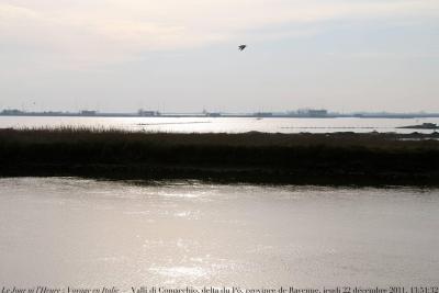 photographie “Le Jour ni l\'Heure 2135 : Voyage en Italie — Valli di Comacchio, Parc national du delta du Pô, province de Ravenne, Émilie-Romagne, jeudi 22 décembre 2011, 13:51:32” par Renaud Camus — www.renaud-camus.net — Italia, lac, lago, marais, Parco Regionale del Delta del Po, Ravenna, Emilia-Romagna