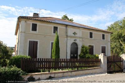 photographie “« Arrêtez le massacre ! » (contre-exemple) : une rescapée de la Grande Pelade — très belle maison néoclassique, c. 1830 (?), relativement bien conservée, ayant en tout cas gardé ses enduits traditionnels, Lachapelle (ou Marsac ?), Tarn-&-Garonne, samedi” par Renaud Camus — www.renaud-camus.net — maison, house, gasconne, Charles X, Restauration, Louis-Philippe, néoclassicisme, néoclassique, neoclassical, neoclassicism, architecture, Arrêtez le massacre !, « Arrêtez le massacre ! », La Grande Pelade, (contre-exemple), belle maison, Lomagne, Tarn-et-Garonne, Languedoc-Roussillon, Marsac, Lachapelle